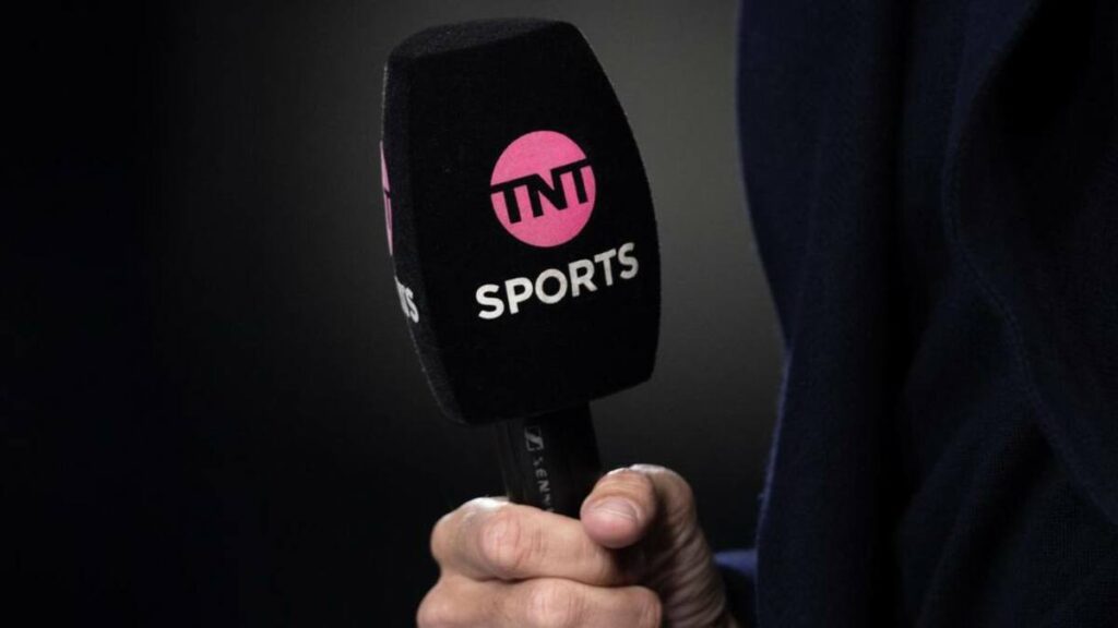 Comentarista Estelar de TNT Sports Anuncia su Salida para Fichar con Telemundo