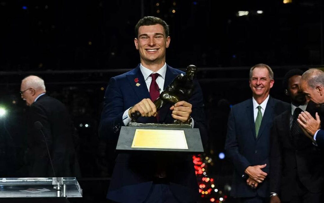 Fernando Mendoza: El Primer Jugador Cubano en Ganar el Prestigioso Trofeo Heisman