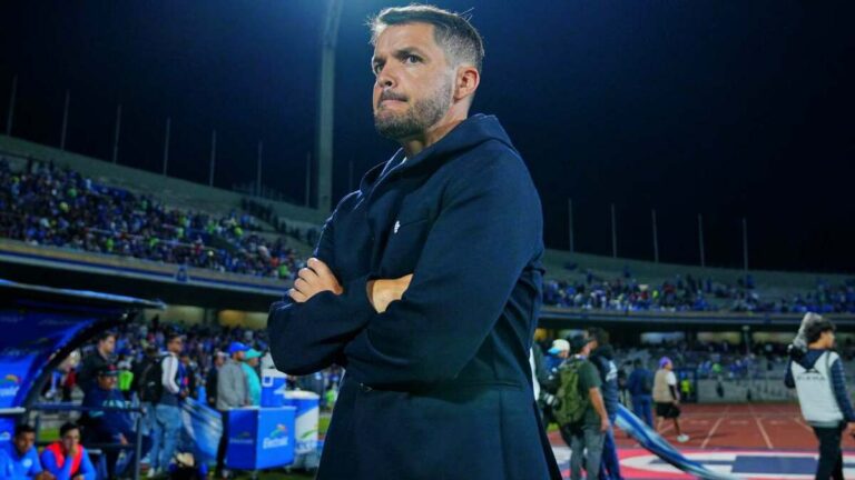 Nicolás Larcamón Busca ‘Enmudecer el Volcán’ con su Estrategia en el Fútbol