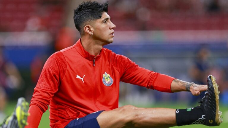 Alan Pulido: Las Estrategias de Chivas para su Transferencia Exitosa