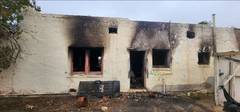 Incendio en Casa Abandonada: Bomberos de Las Cruces Controlan la Situación Sin Lesionados