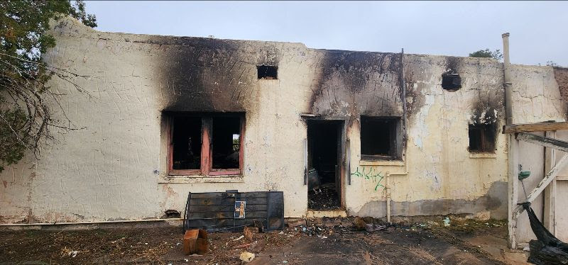 Incendio en Casa Abandonada: Bomberos de Las Cruces Controlan la Situación Sin Lesionados