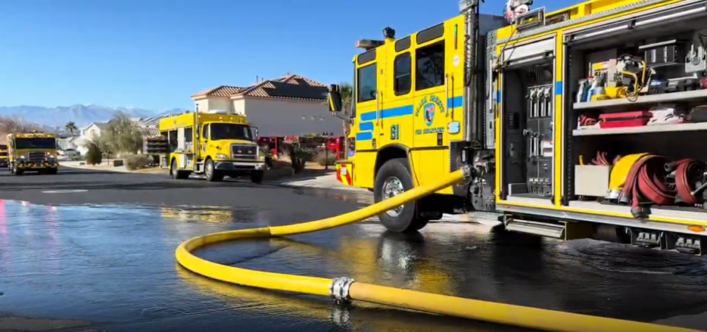 Tragedia en Las Vegas NV: Un fallecido y tres bomberos heridos tras colapso de techo en incendio residencial