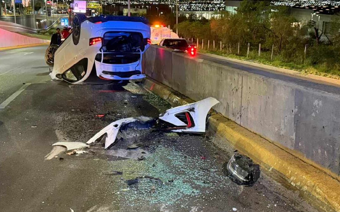 Accidente de Auto en Avenida Leones: Joven de 17 Años Voltea su Vehículo en Monterrey