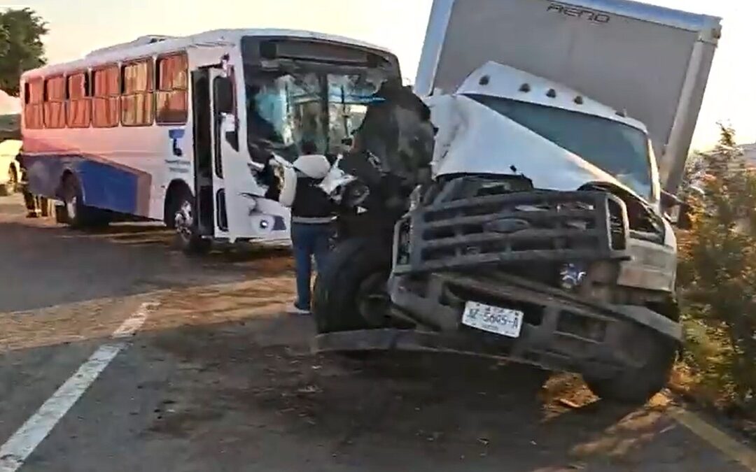 Accidente de tráfico: Choque múltiple en la Carretera Guadalajara-Colima deja 18 heridos, incluida una mujer embarazada