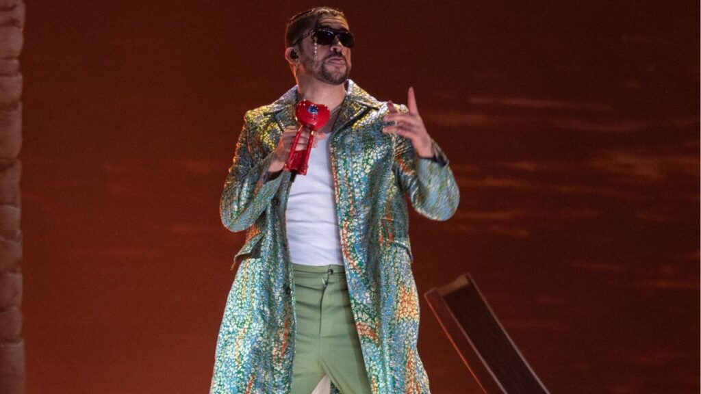 Bad Bunny enfrenta multa por tocar pieza arqueológica en el museo de Lubbock