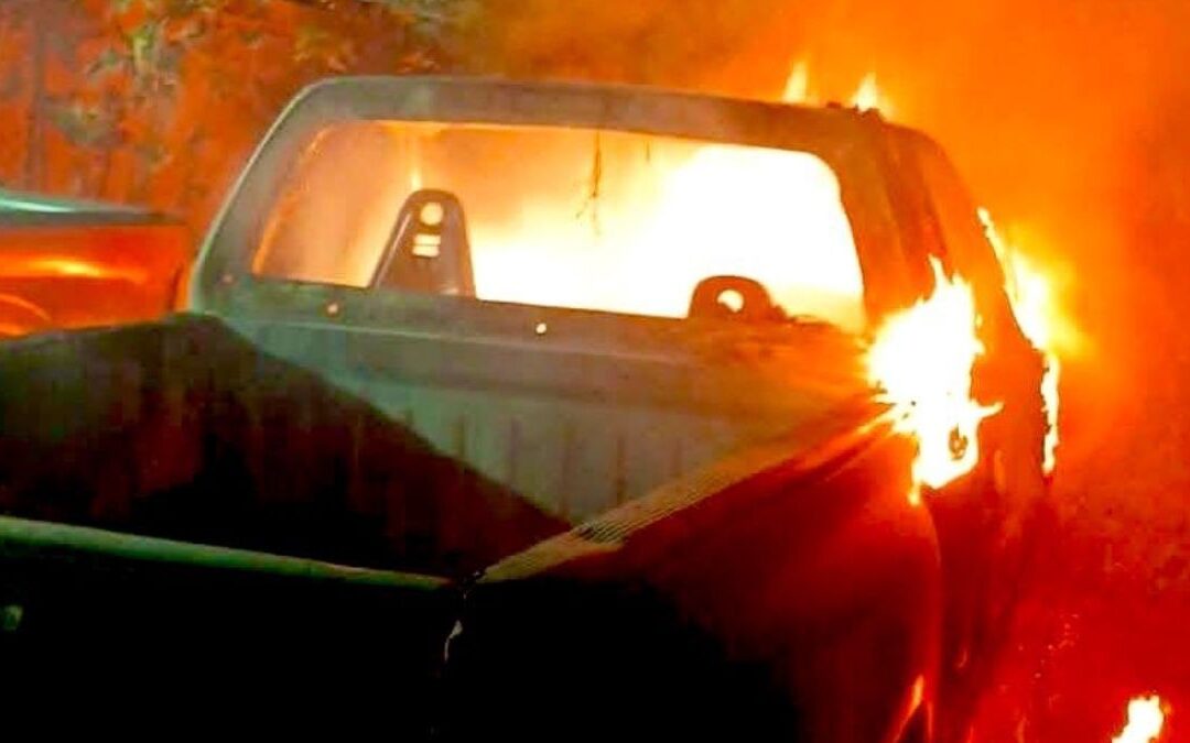 Ataque Violento en Palmar de Bravo: Incendian Casa y Autos del Exalcalde Adán Silva