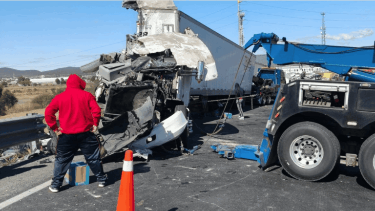 Accidente de Tráiler en Querétaro-San Luis Potosí: Productos de Limpieza Provocan Rapiña