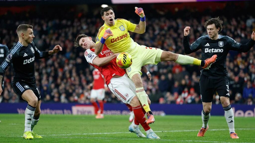 Dibu Martínez enfrenta una dura derrota con Aston Villa ante el Arsenal | VIDEO