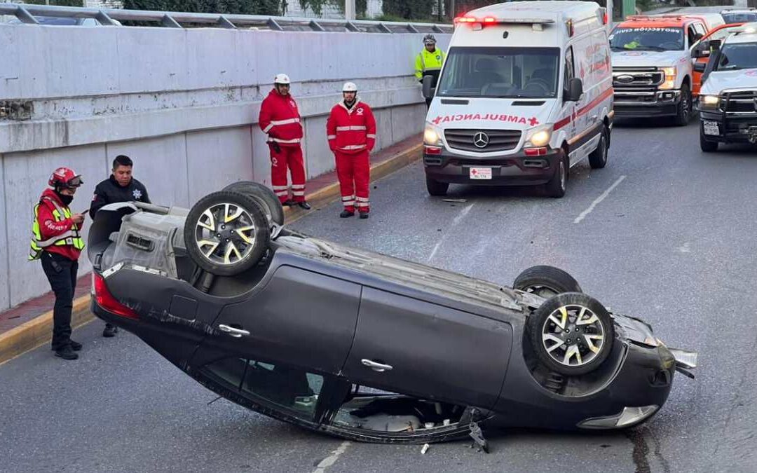 Volcadura en la avenida Garza Sada y Lázaro Cárdenas de Monterrey afecta la vialidad
