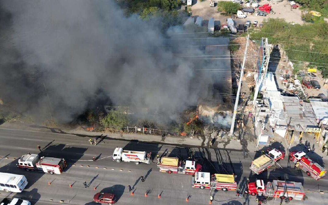 Incendio en Monterrey: Fuerte movilización por almacén en llamas
