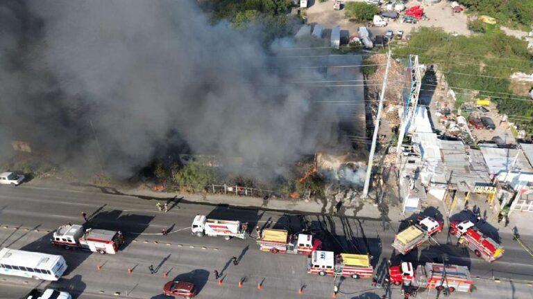 Incendio en Monterrey: Fuerte movilización por almacén en llamas