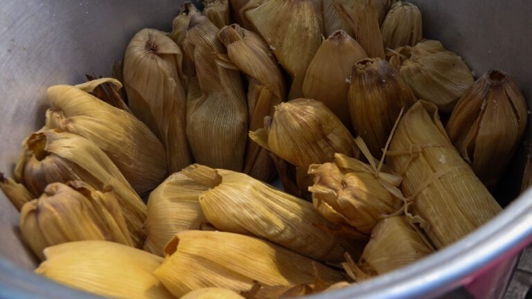 Familia de Saltillo No Duerme por Alta Demanda en Venta de Tamales