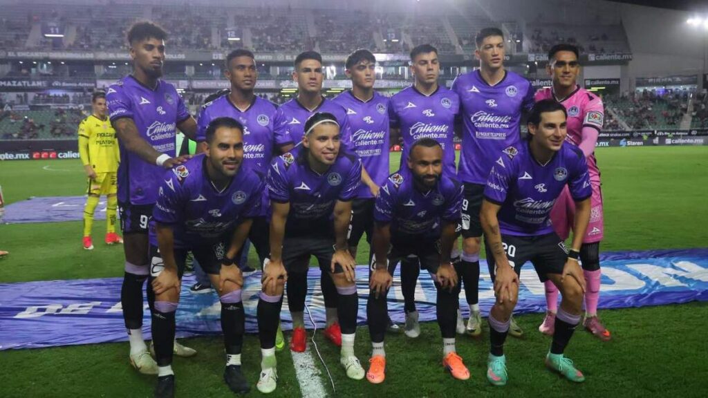 Mazatlán Envia Mensaje de Año Nuevo y Aficionados Reaccionan con Humor