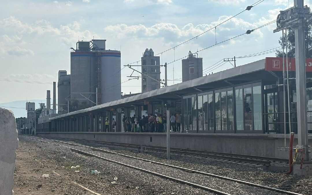 Aumento de tarifa en la Línea 4 del Tren Ligero: Usuarios indignados ante obras inconclusas e inseguridad