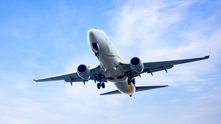 Muerte de pasajero causa desvío de vuelo Madrid-Monterrey a Canadá