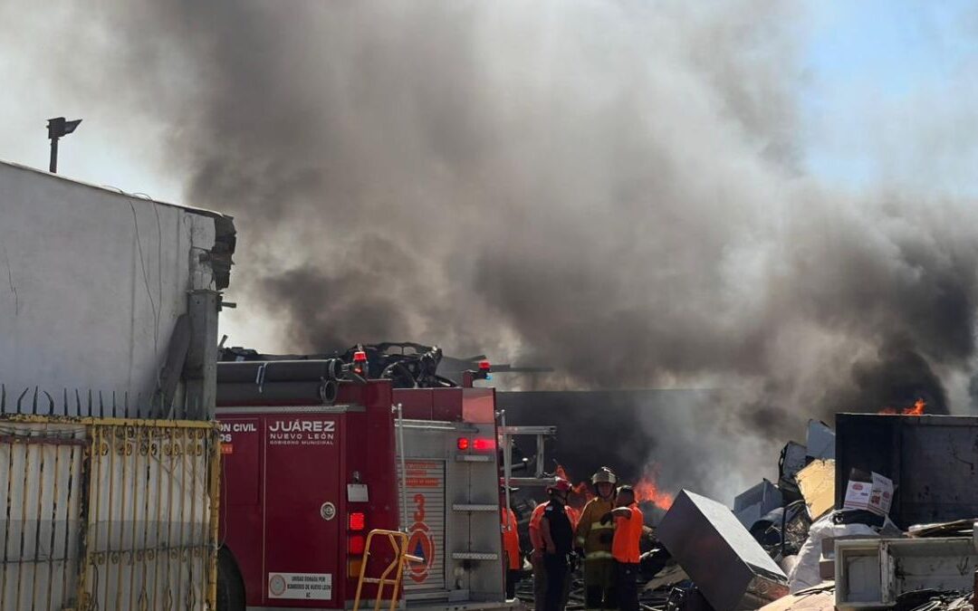 Incendio en empresa recicladora de Juárez, Nuevo León, moviliza cuerpos de rescate