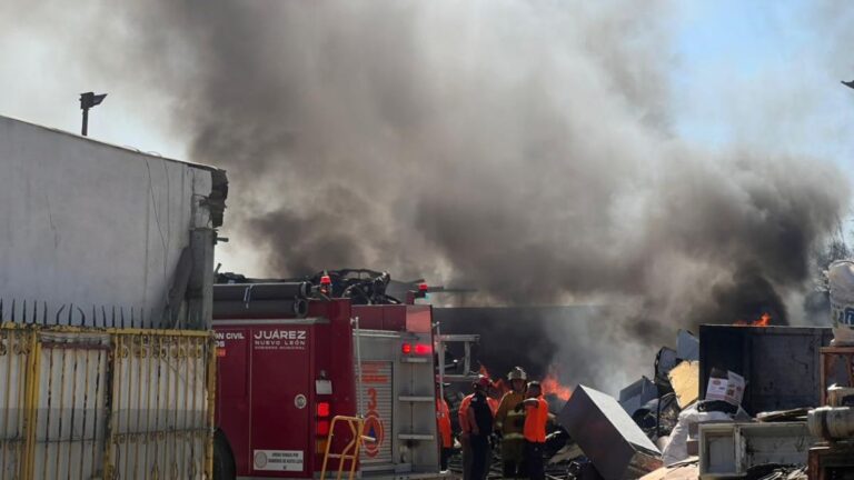 Incendio en empresa recicladora de Juárez, Nuevo León, moviliza cuerpos de rescate