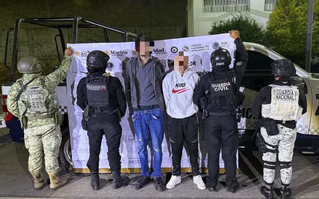 Intento de Asesinato a Policías Municipales en Michoacán: Dos Hombres Detenidos Tras Persecución