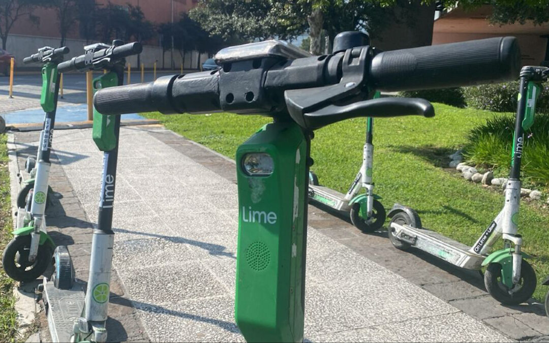 Expansión de Scooters Eléctricos en la Zona Tec de Monterrey: ¿Qué Implica la Falta de Regulación?