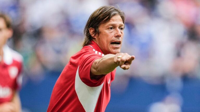 El Sevilla FC en Crisis: Aficionados Reclaman la Salida de Matías Almeyda Tras Derrota Aplastante