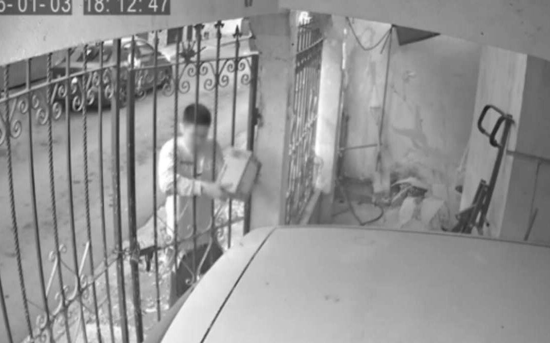 ¡Alerta! Robo de paquetes de Amazon por joven ladrón en Monterrey | VIDEO
