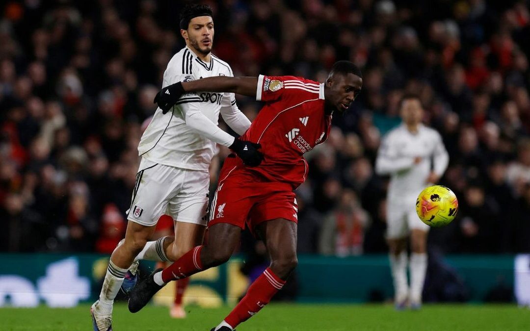 Fulham y Liverpool Empatan en un Juego de Locura: Asistencia Brillante de Raúl Jiménez