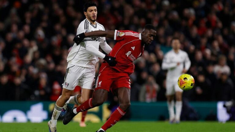 Fulham y Liverpool Empatan en un Juego de Locura: Asistencia Brillante de Raúl Jiménez