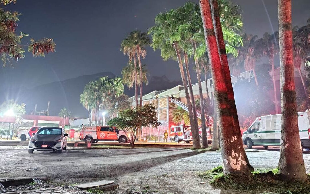 Movilización en Monterrey: Joven Escala Edificio de la Clínica 26 del IMSS