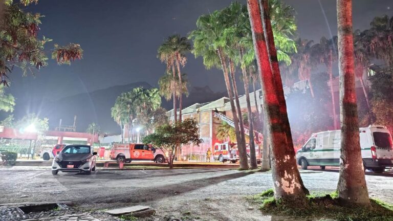 Movilización en Monterrey: Joven Escala Edificio de la Clínica 26 del IMSS