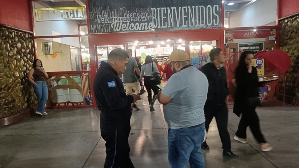 Crisis emocional en Torreón: Exempleado de supermercado se prende fuego