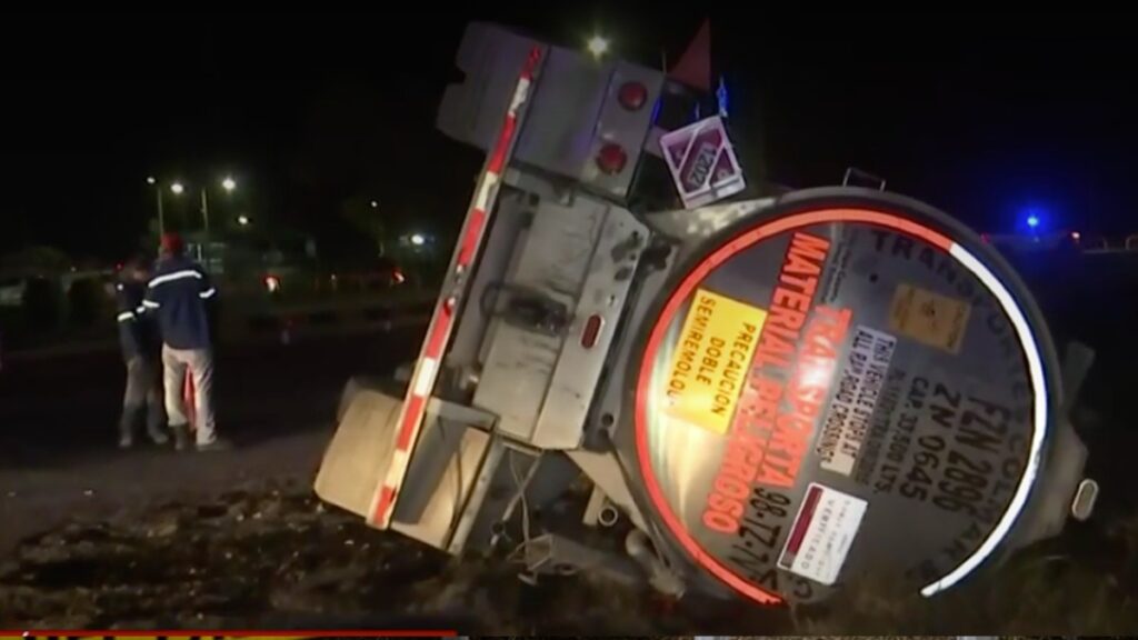 Accidente de Volcadura de Pipa con Diésel en Lerdo Activa a Cuerpos de Emergencia
