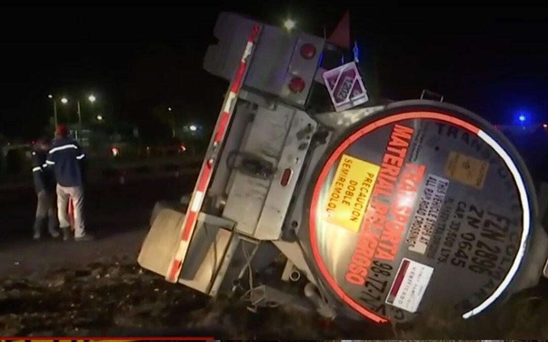 Accidente de Volcadura de Pipa con Diésel en Lerdo Activa a Cuerpos de Emergencia