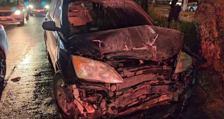 Accidente Automovilístico en Tonalá Provoca Incendio de Camioneta