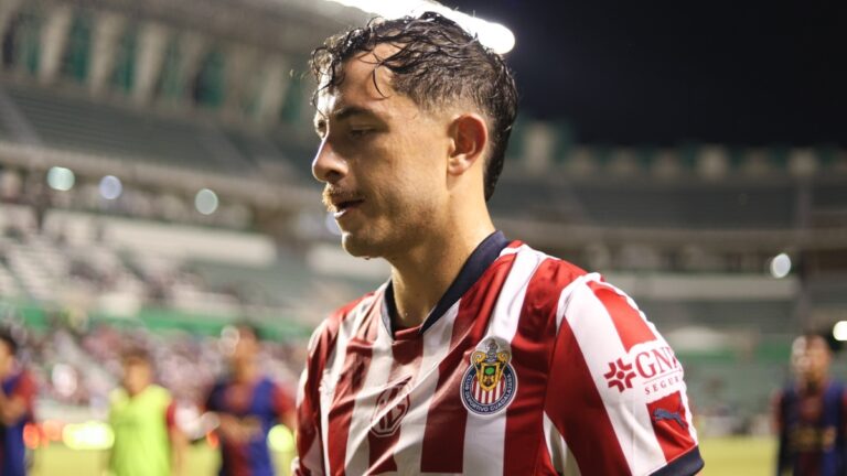 Chivas Anuncia Oficialmente la Salida de Alan Mozo: Así se Despidieron
