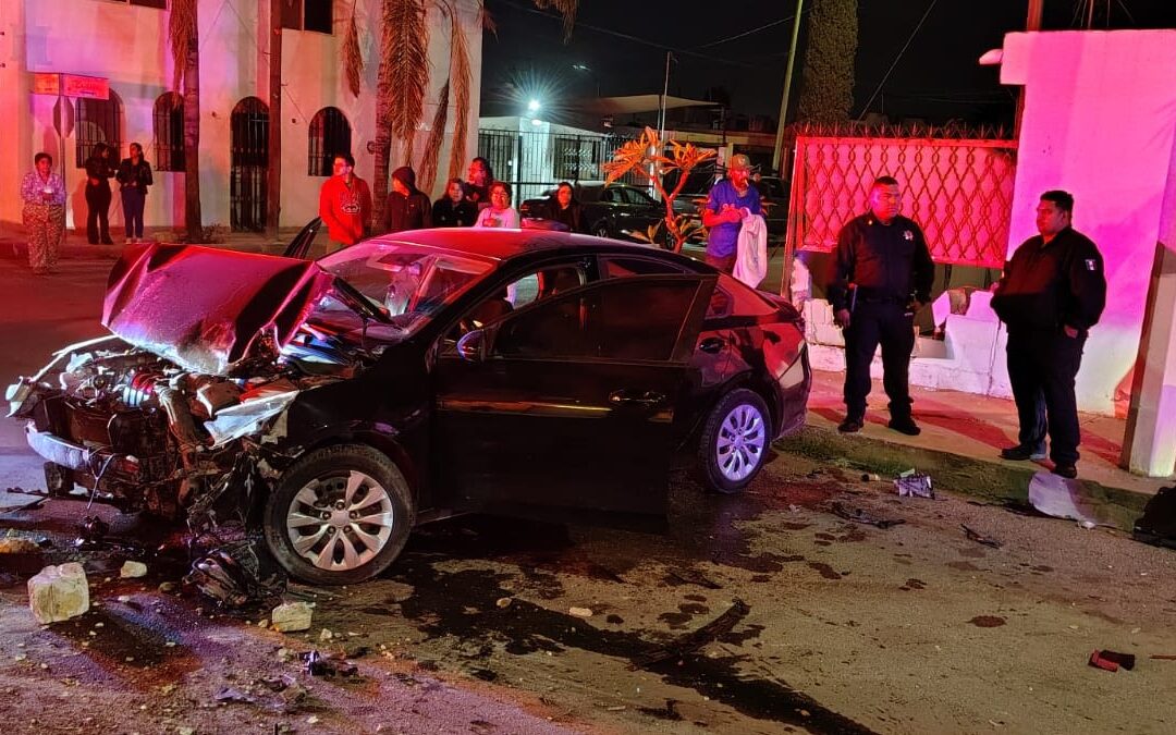 Accidente en Torreón: Joven Provoca Impactante Choque y Derriba Barda de Vivienda