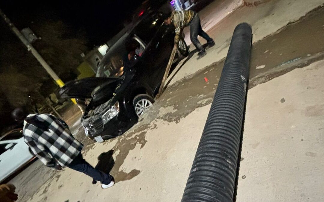 Accidente de camioneta en Torreón: Zanja de SIMAS genera peligro en Las Carolinas