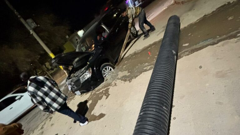 Accidente de camioneta en Torreón: Zanja de SIMAS genera peligro en Las Carolinas