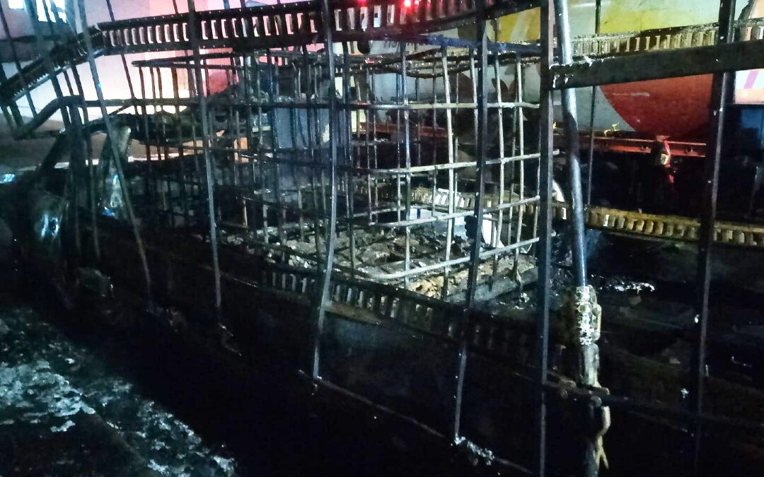 Incendio en Tlajomulco: Camioneta Cargada de Solventes Consume Vía Pública