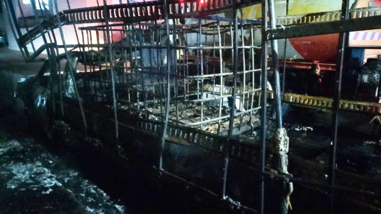 Incendio en Tlajomulco: Camioneta Cargada de Solventes Consume Vía Pública