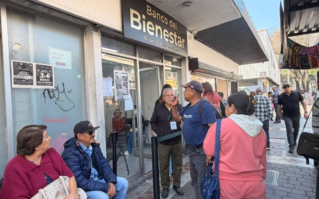Pensión del Bienestar: Así se ve la fila en el banco de avenida Juárez en Guadalajara