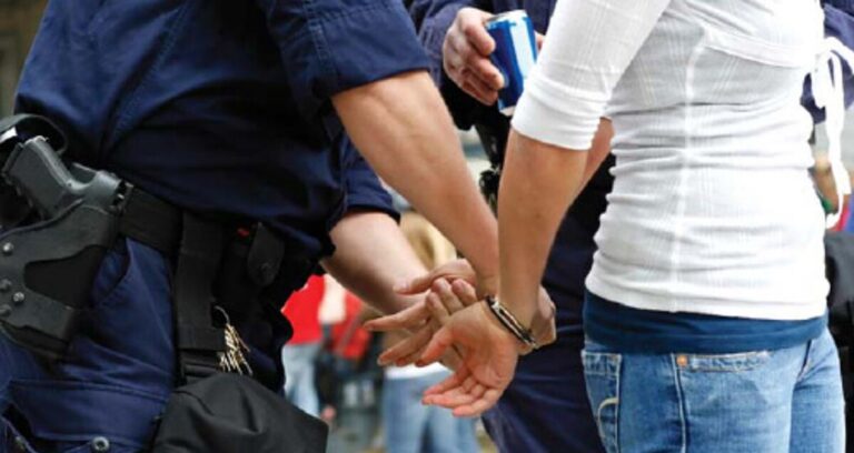 Extorsión y Desfalco: Empleada Detenida por Hurtar 45 Millones de Pesos en Michoacán