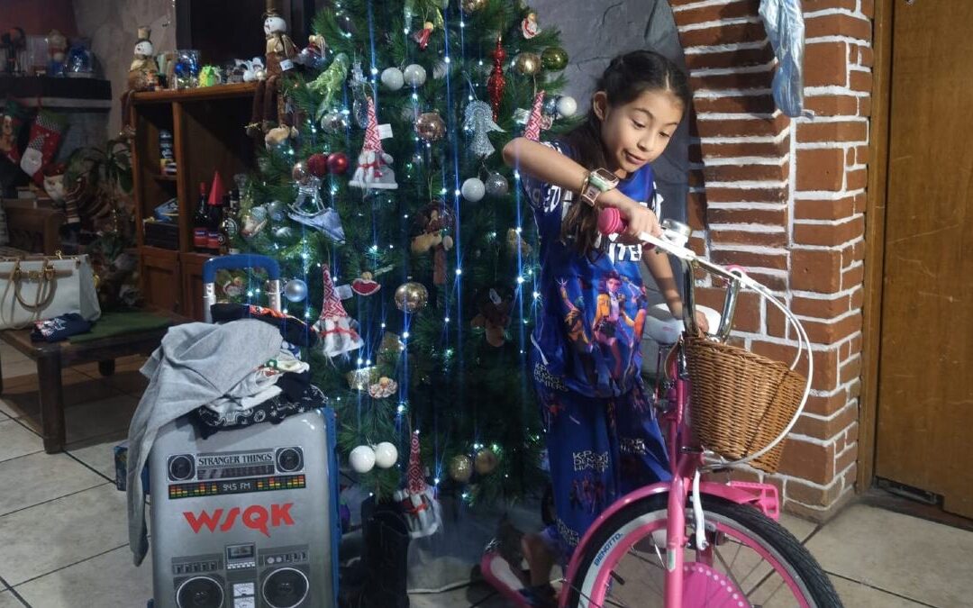 Día de Reyes en Puebla: Regina vive la magia con una bicicleta de Stranger Things