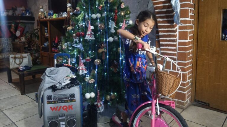 Día de Reyes en Puebla: Regina vive la magia con una bicicleta de Stranger Things