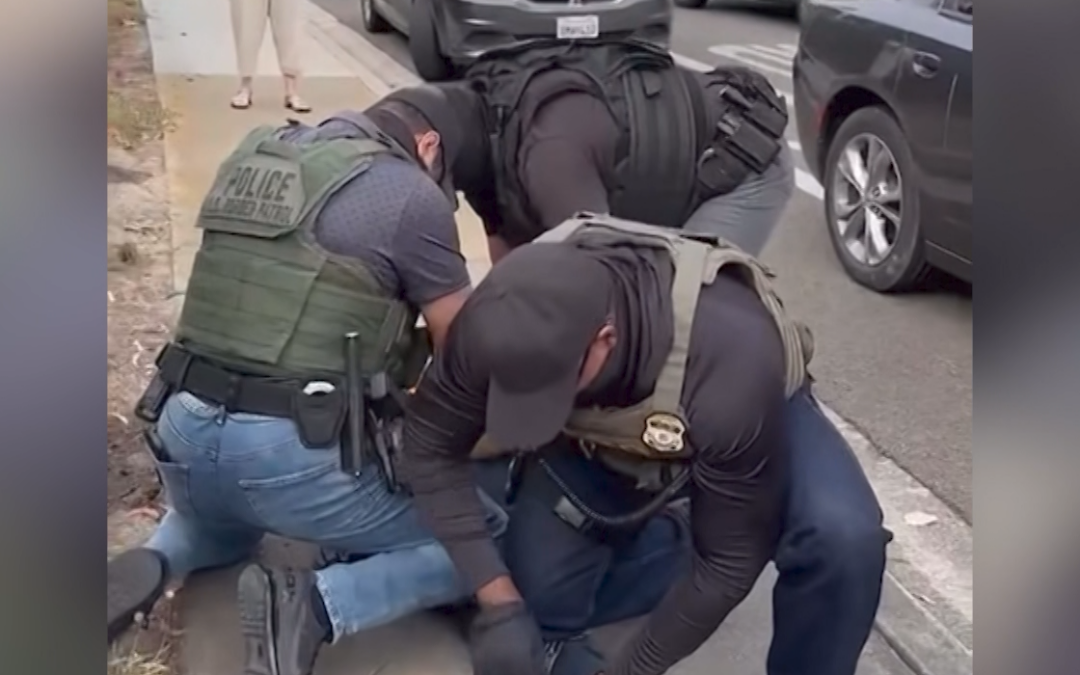 California Prohíbe a Policías Usar Mascarillas para Aumentar la Transparencia