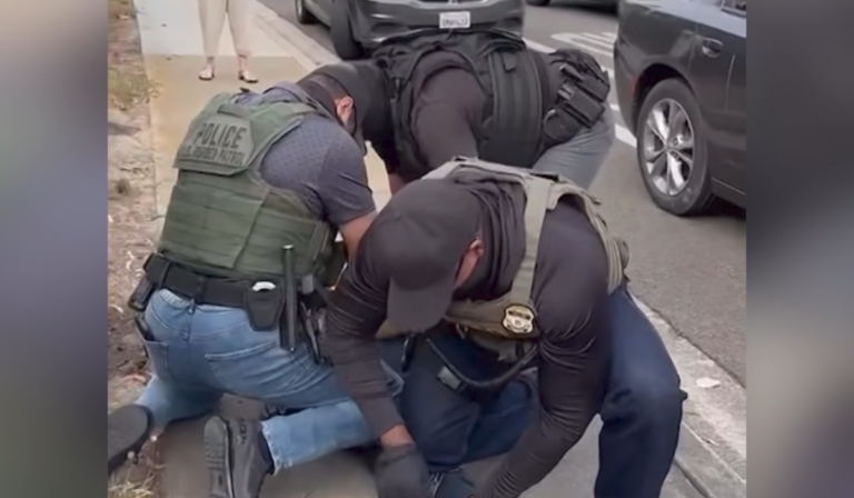 California Prohíbe a Policías Usar Mascarillas para Aumentar la Transparencia