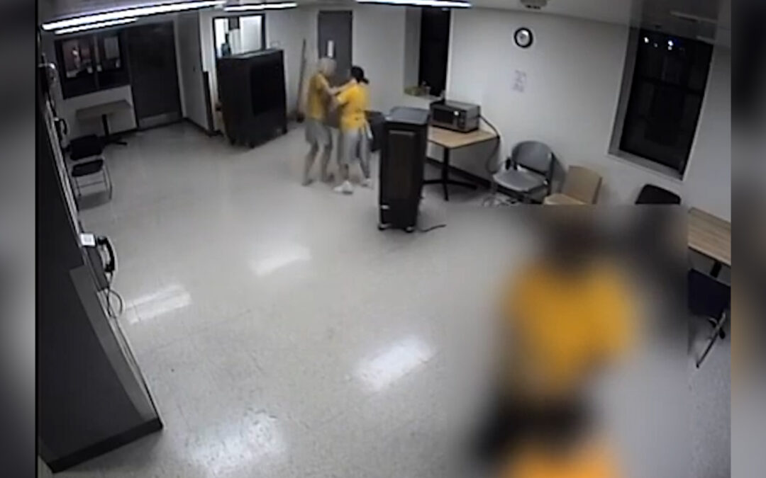 Tina Peters: Video de vigilancia revela forcejeo con otra reclusa en prisión de Colorado
