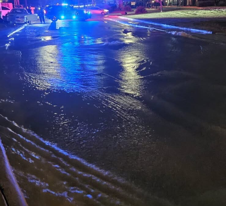 Ruptura de tubería de agua en Laredo causa crisis y accidente en I-35 deja heridos