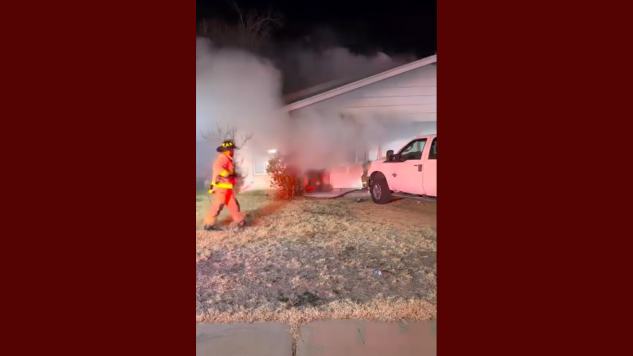 un-perro-rescatado-tras-incendio-estructural-en-albuquerque-b005