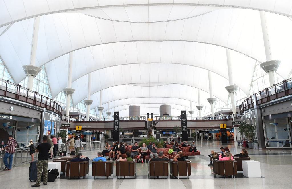Vuelos Cancelados y Retrasados: Caos en el Aeropuerto Internacional de Denver por Clima Extremo